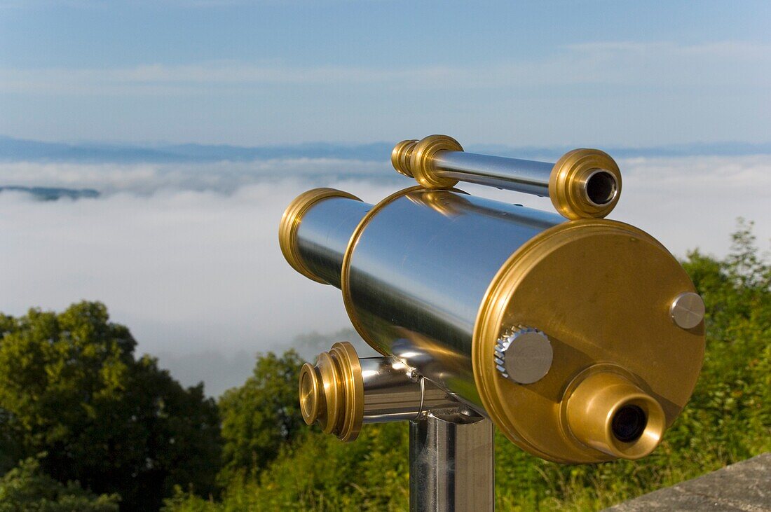 Teleskopbetrachtung einer Wolkenschicht im Donautal