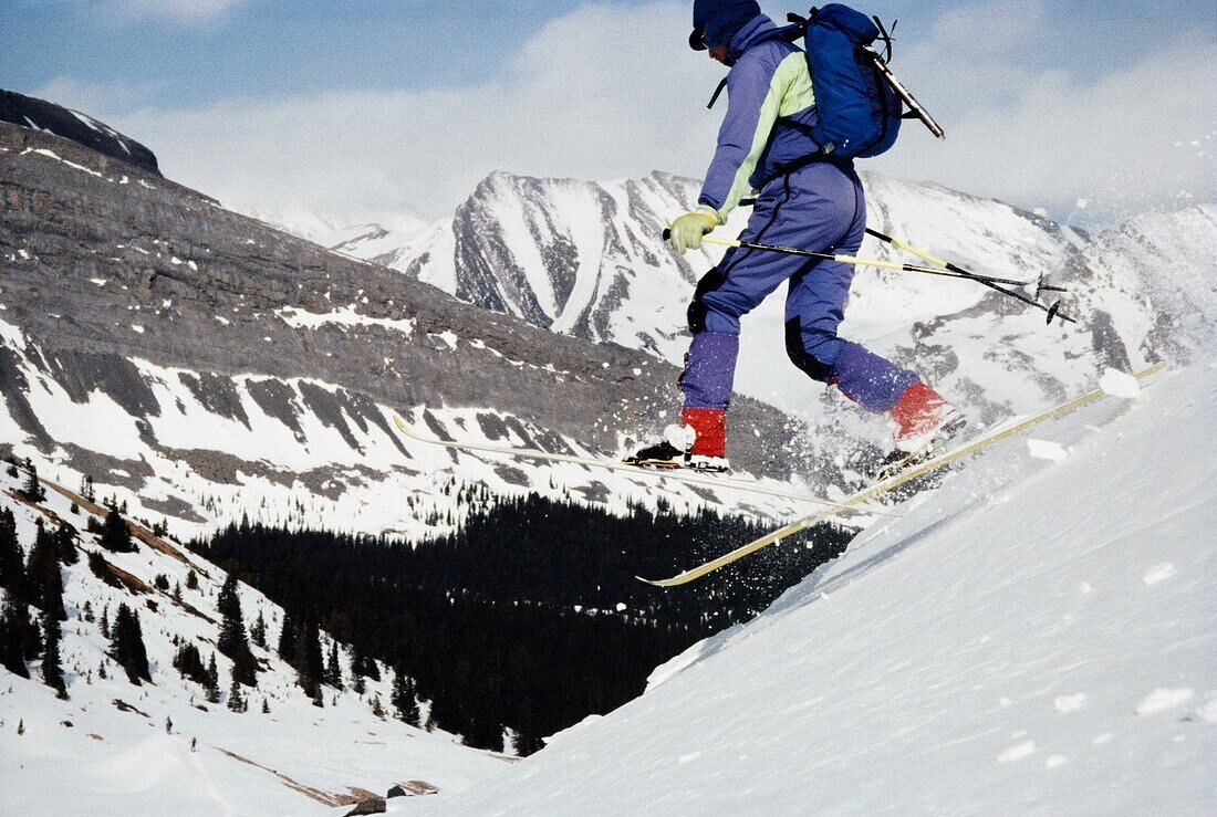 Skifahrer beim Springen in der Luft