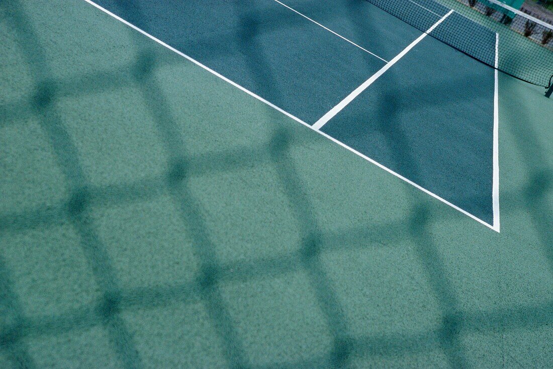 Tennisplätze durch einen Maschendrahtzaun gesehen