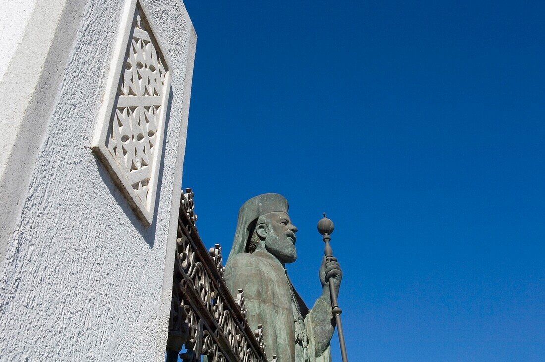 Statue von Erzbischof Makarios und Zaun