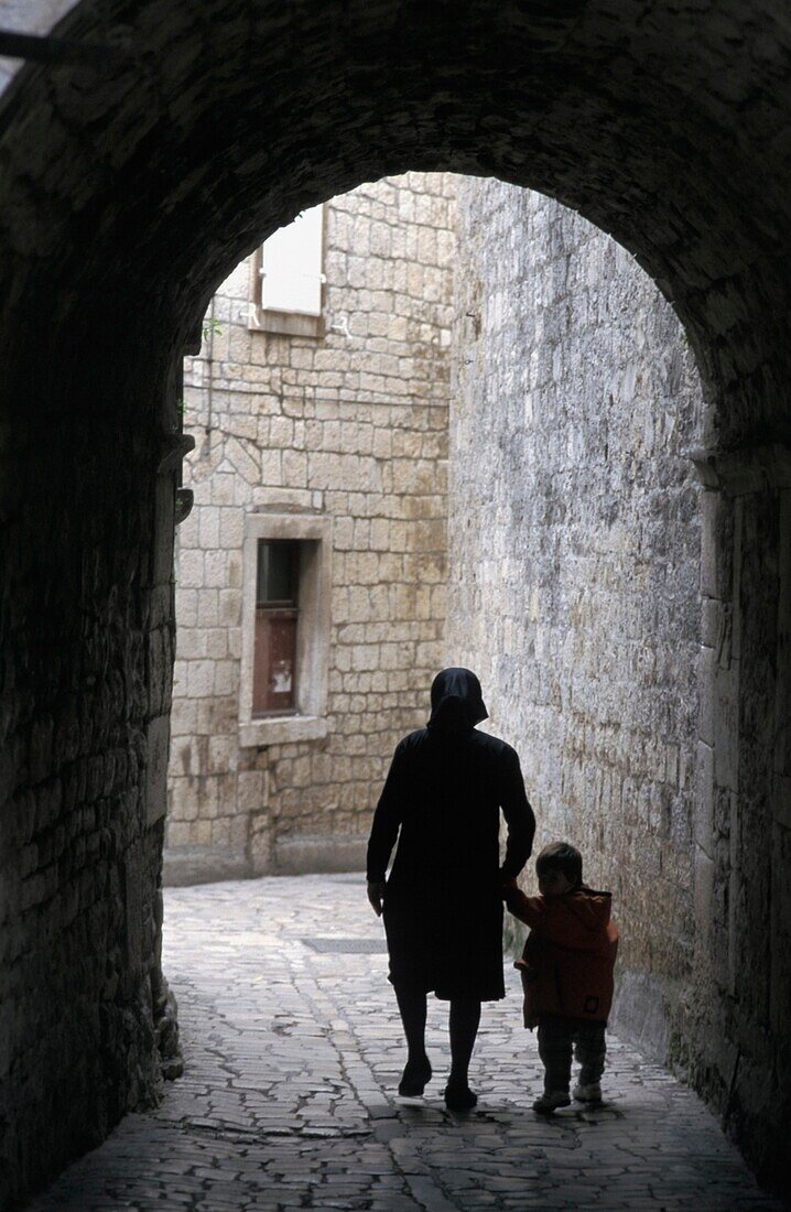 Frau mit Kind in der Altstadtgasse