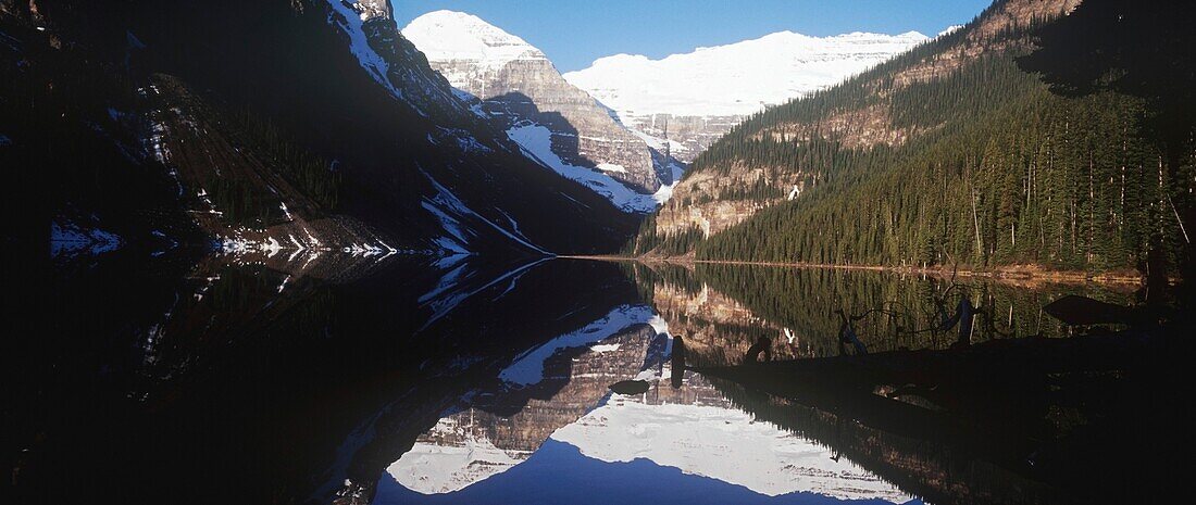 Berge spiegeln sich im See in den kanadischen Rockies, Alberta, Kanada.