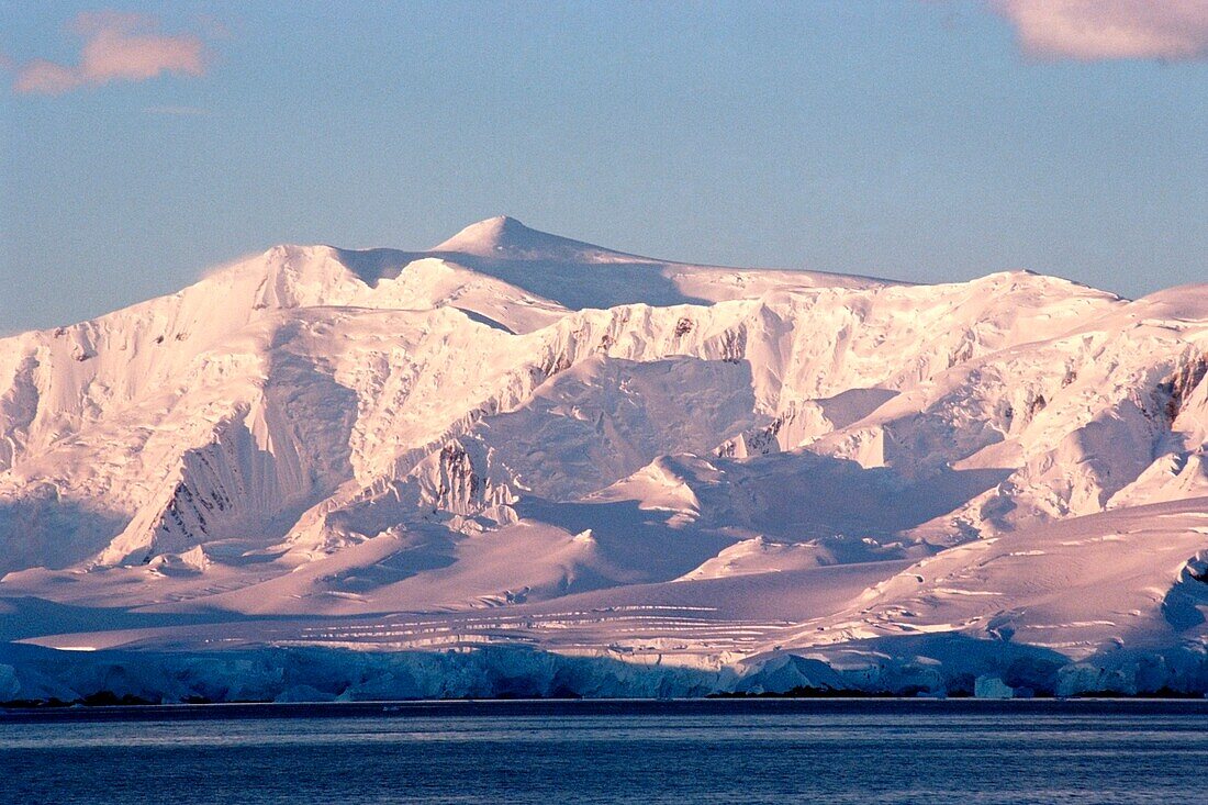 Schneebedeckte Berge an der Küste