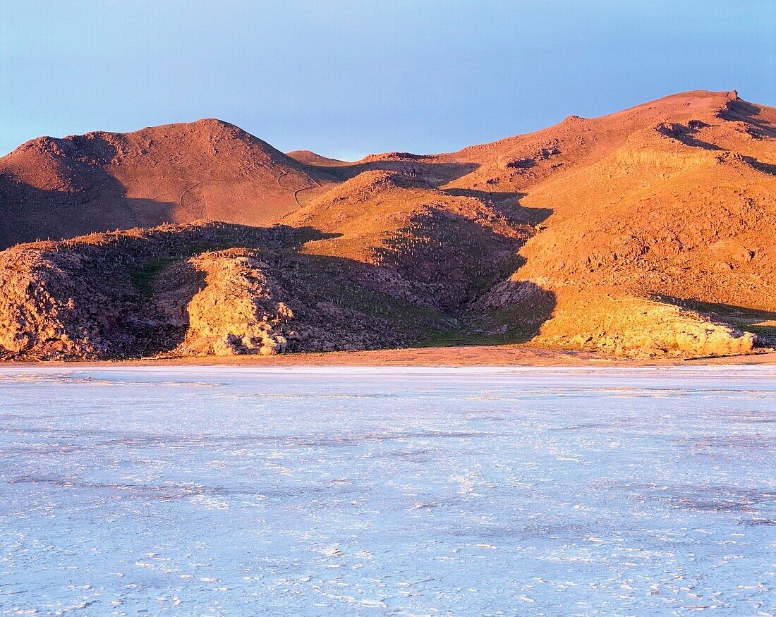 Uyuni Salt Flat und Hügel bei Sonnenaufgang