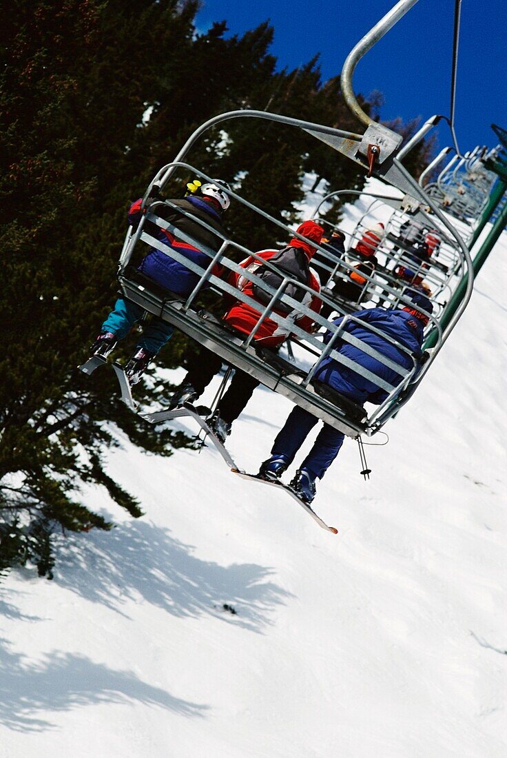 Skifahrer auf dem Weg zum Sessellift, Alberta, Kanada