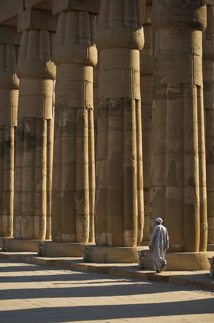 Tempelwächter geht an Säulen im Hof von Amenophis Iii vorbei