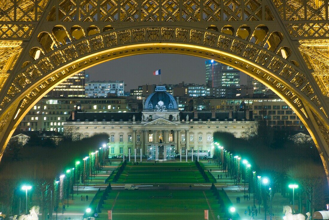 Nächtlicher Blick vom Palais de Chaillot auf den Eiffelturm und die dahinter liegende Ecole Militaire.