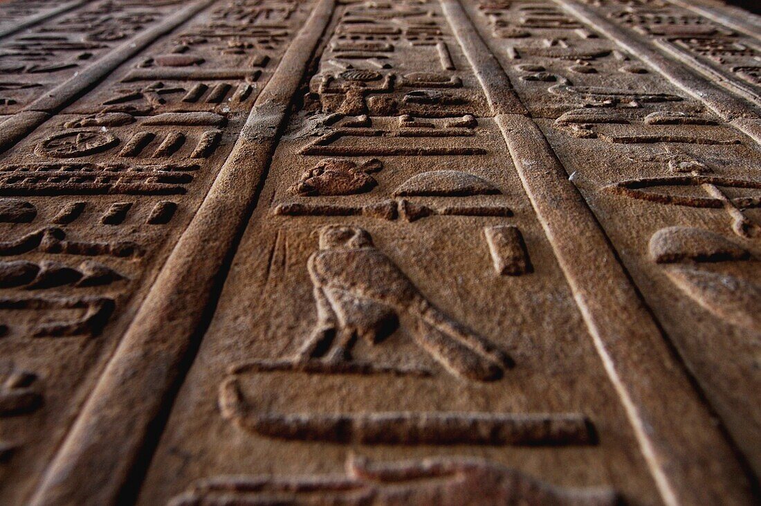 Hieroglyphen auf einem Tempel, Nahaufnahme