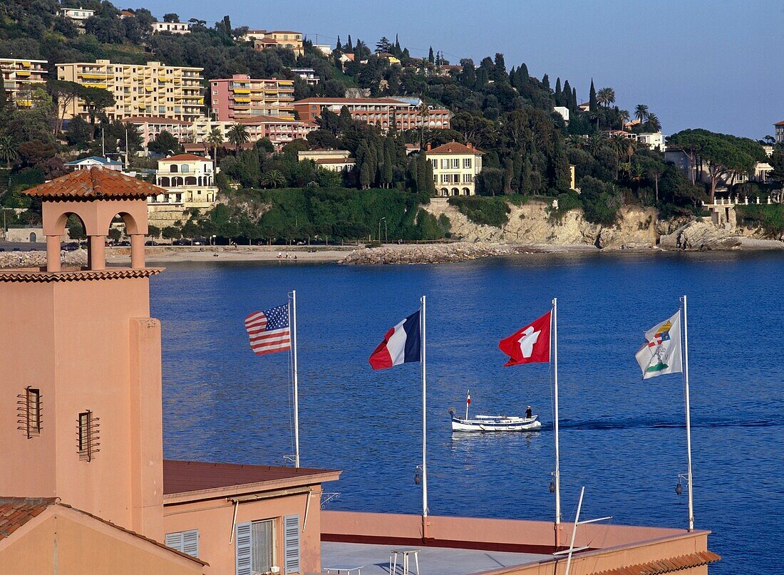 Boot beim Einlaufen in den Hafen von Villefranche