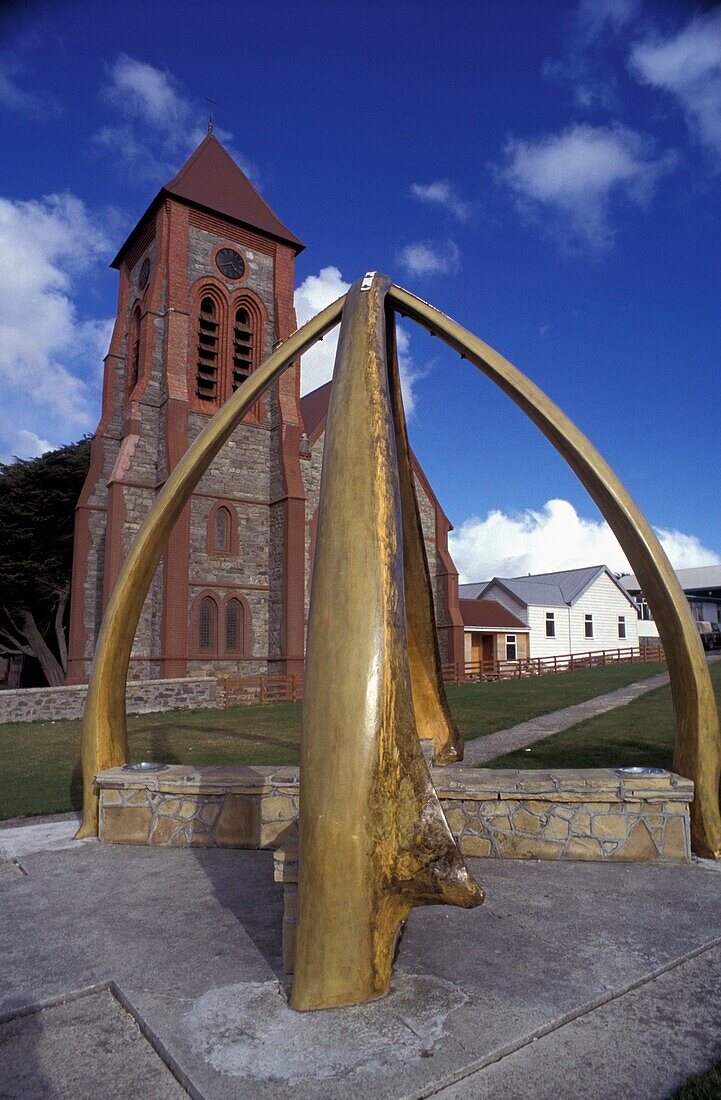 Historisches Monument, Kirche im Hintergrund