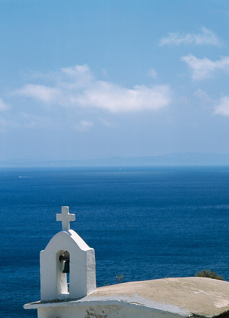 Kleine weiß getünchte Kirche an der Küste, Blick aus hohem Winkel