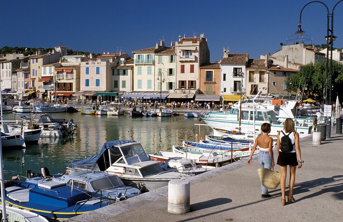 Zwei Frauen gehen am Hafen von Cassis entlang