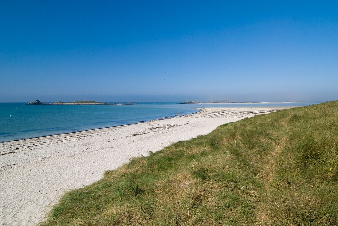 Blick entlang des Strandes von Plage Saint Marguerite