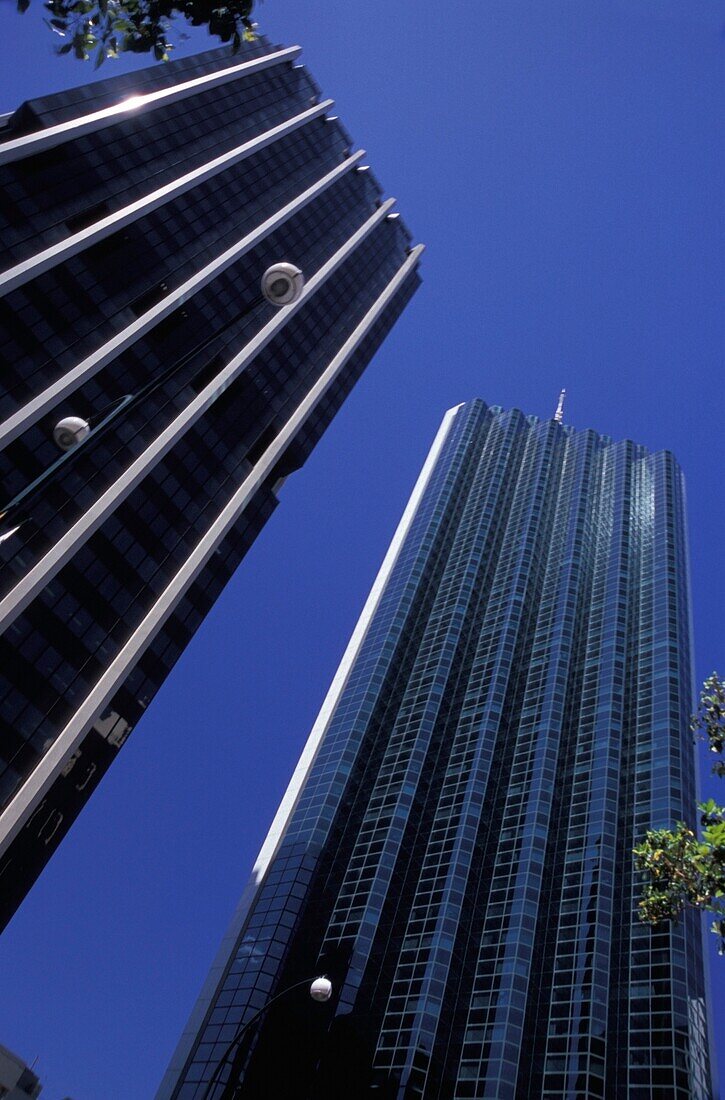 Moderne Bürogebäude und blauer Himmel, tiefer Blickwinkel