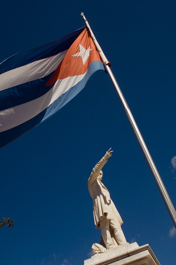 Blick von unten auf ein Monument für Jose Martin in Cienfuegos.