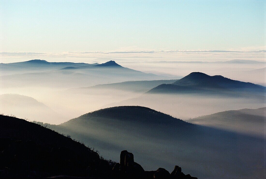 Nebel und Berge