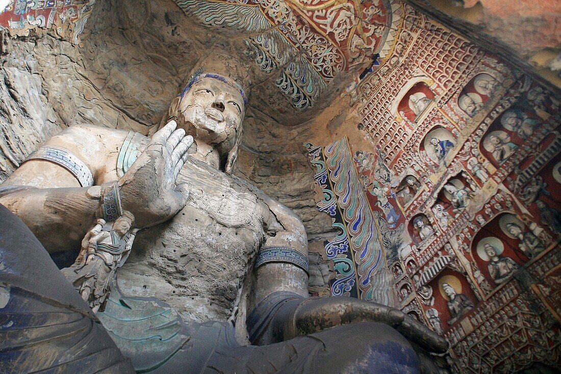 Statue und Schnitzereien in der Grotte eines alten buddhistischen Tempels.