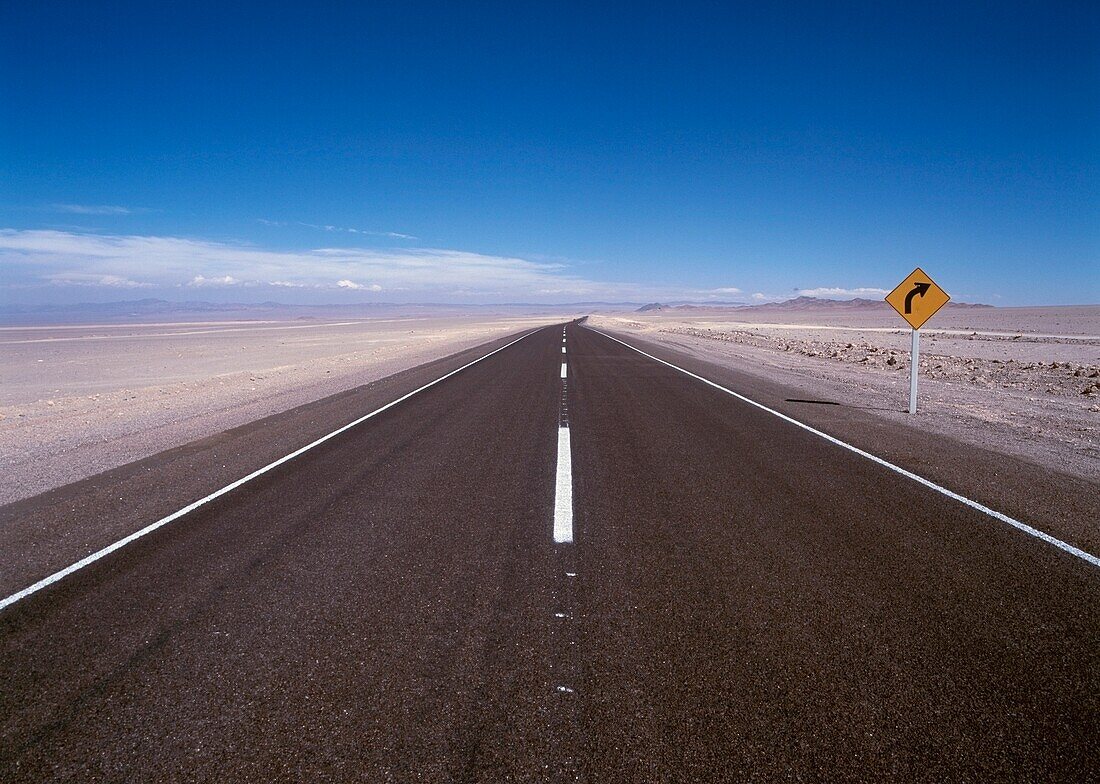 Chile, leere Straße durch die Wüste; Atacama-Wüste