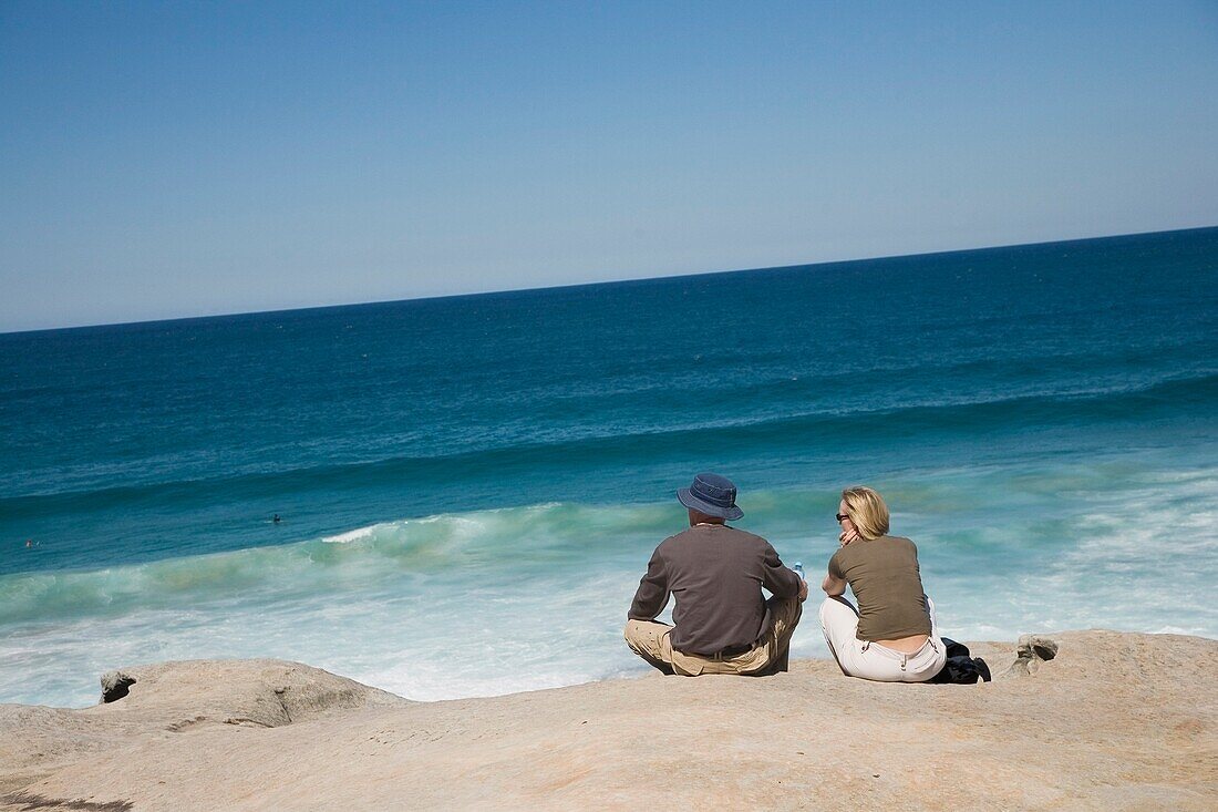 Paar blickt über Mackensies Point in der Nähe von Bondi Beach hinaus