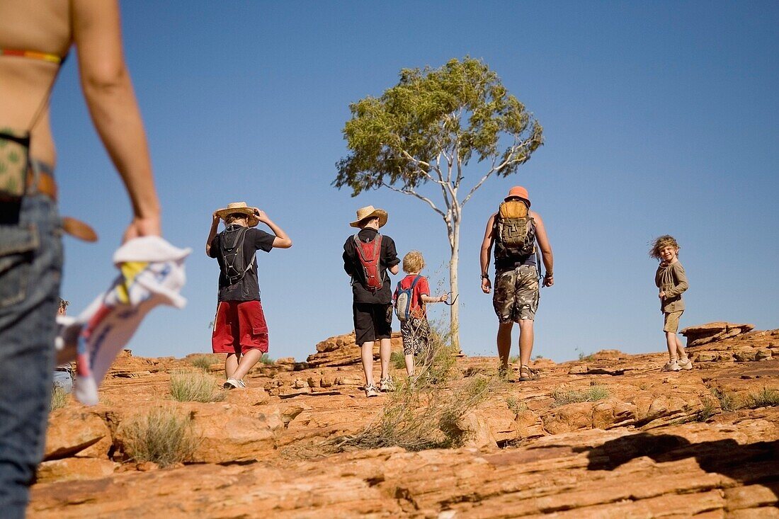 Familie beim Wandern auf Sandsteinfelsen im Kings Canyon