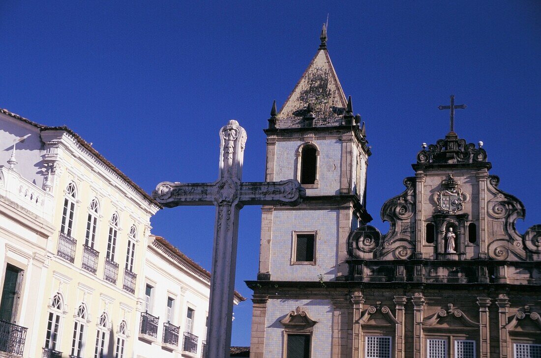 Kreuz vor der Kirche und dem Konvent von San Francisco