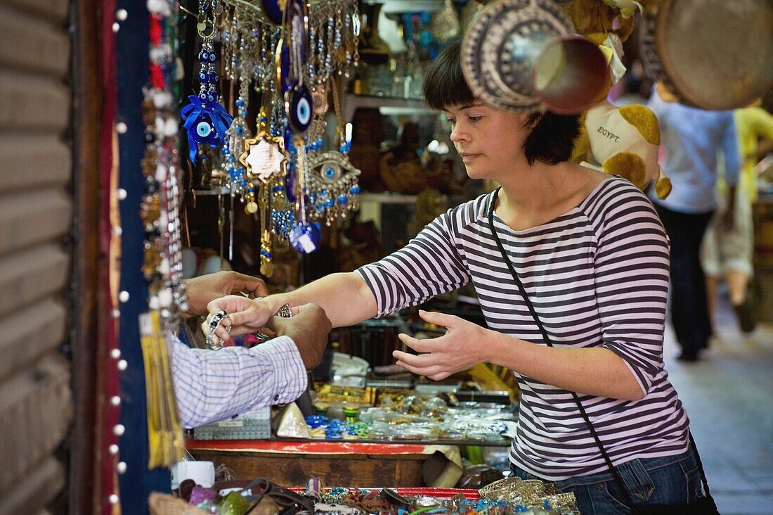 Weiblicher Tourist kauft Souvenirs auf dem Souk