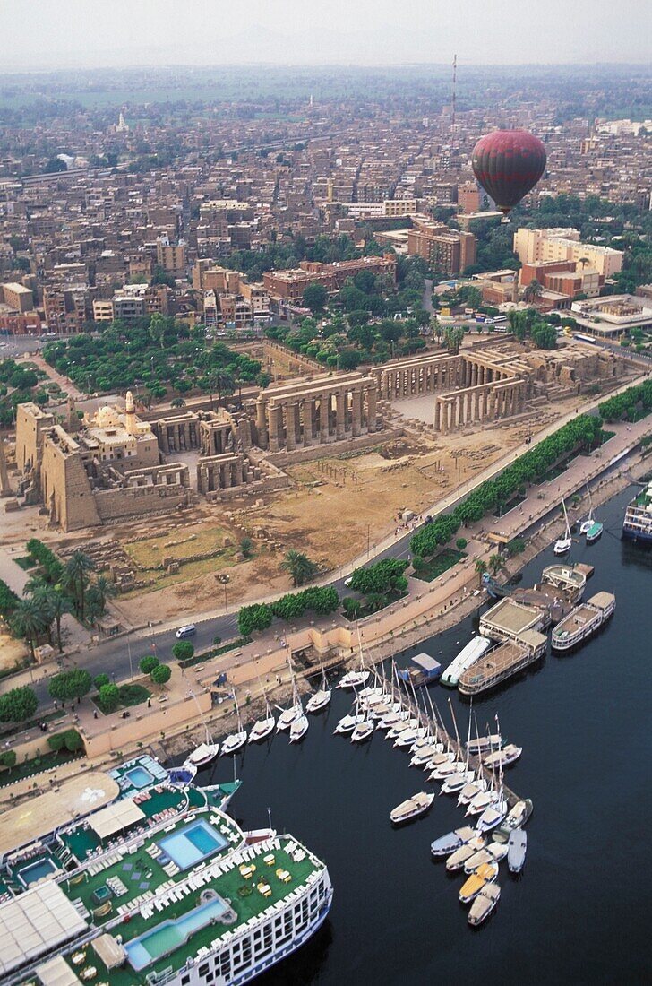 Heißluftballon über Luxor