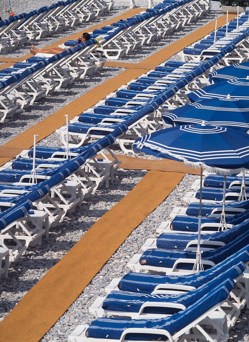 Sonnenbetten am Strand von Nizza
