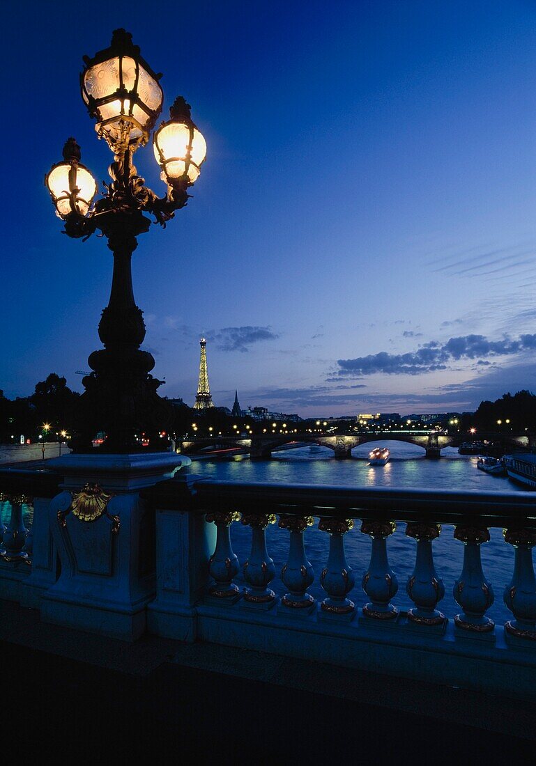Blick von der Pont Alexandre Iii die Seine hinunter zum Eiffelturm.