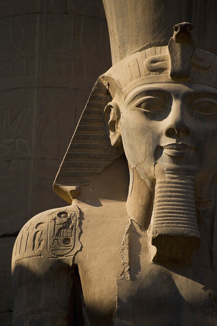 Detail des Kopfes der Pharao-Statue