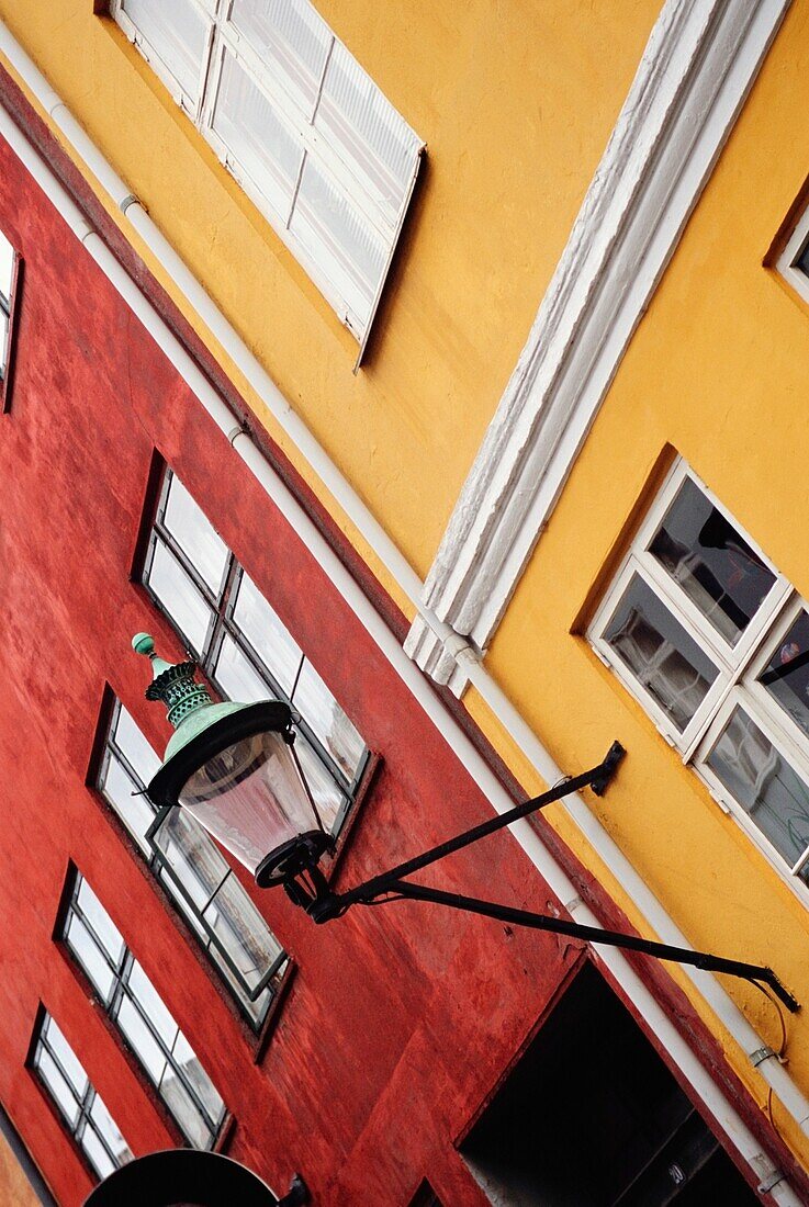 Detail einer Straßenlampe und bunte Gebäude, Kopenhagen