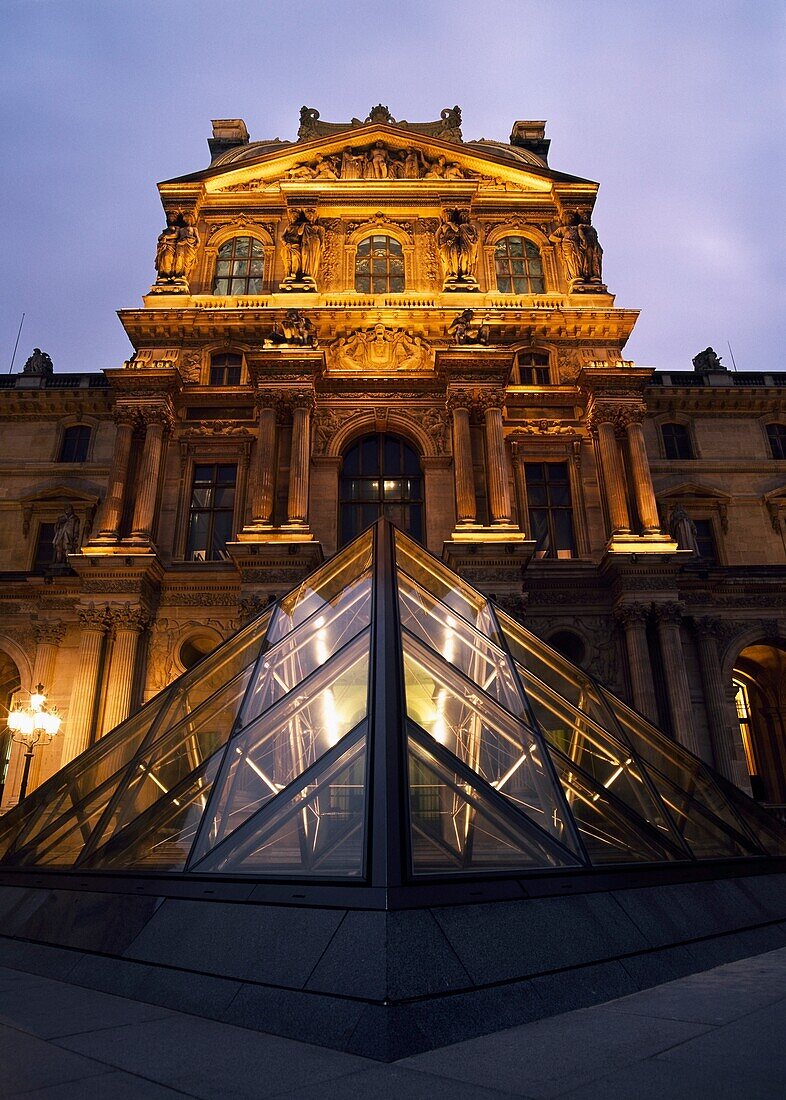 Kleine Glaspyramide vor dem Louvre-Museum in der Abenddämmerung.