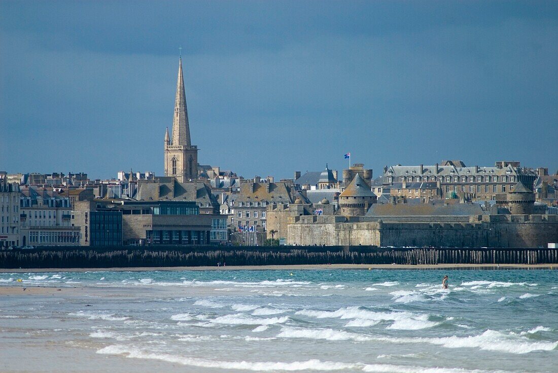 Blick entlang des Strandes auf die Kathedrale und die Altstadt von St. Malo