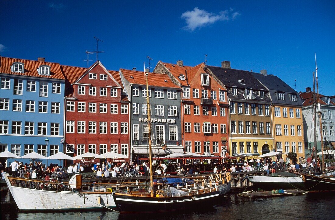 Menschen am Wasser in Nyhaven