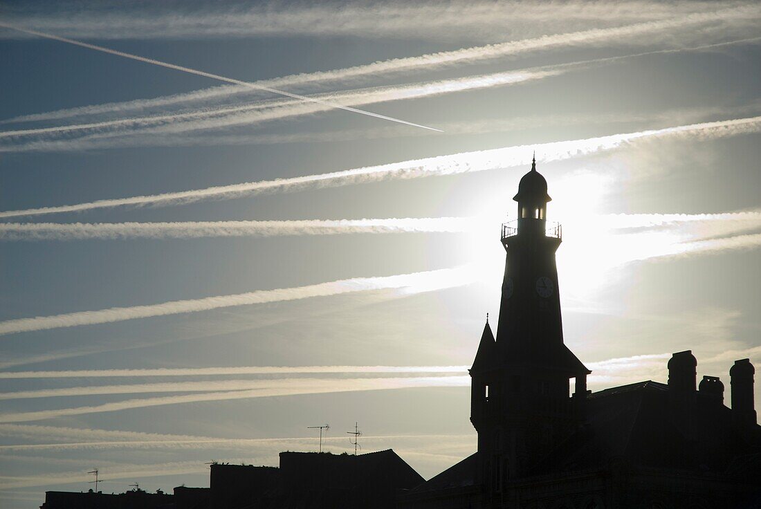 Flugzeug Kondensstreifen über Leuchtturm