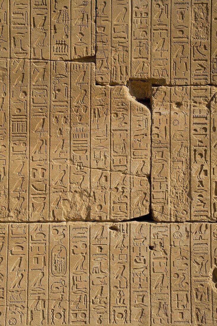 Hieroglyphen an der Wand des Karnak-Tempels