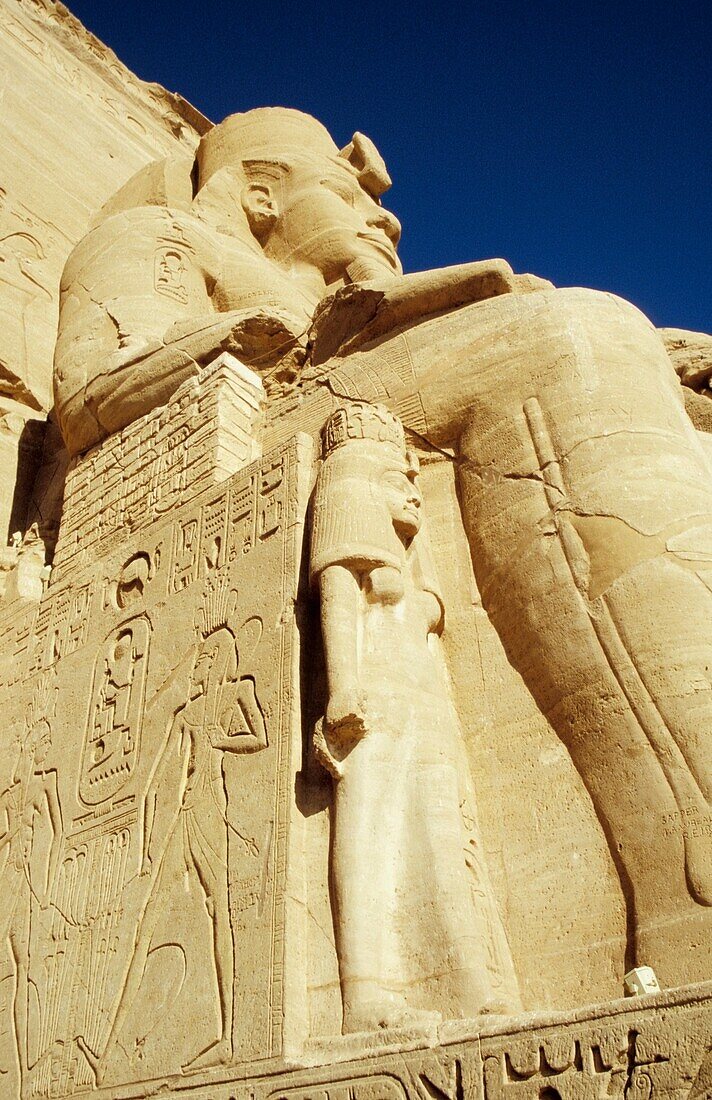 Statue von Ramses Ii und seiner Gemahlin im Großen Tempel von Ramses Ii, Abu Simbel