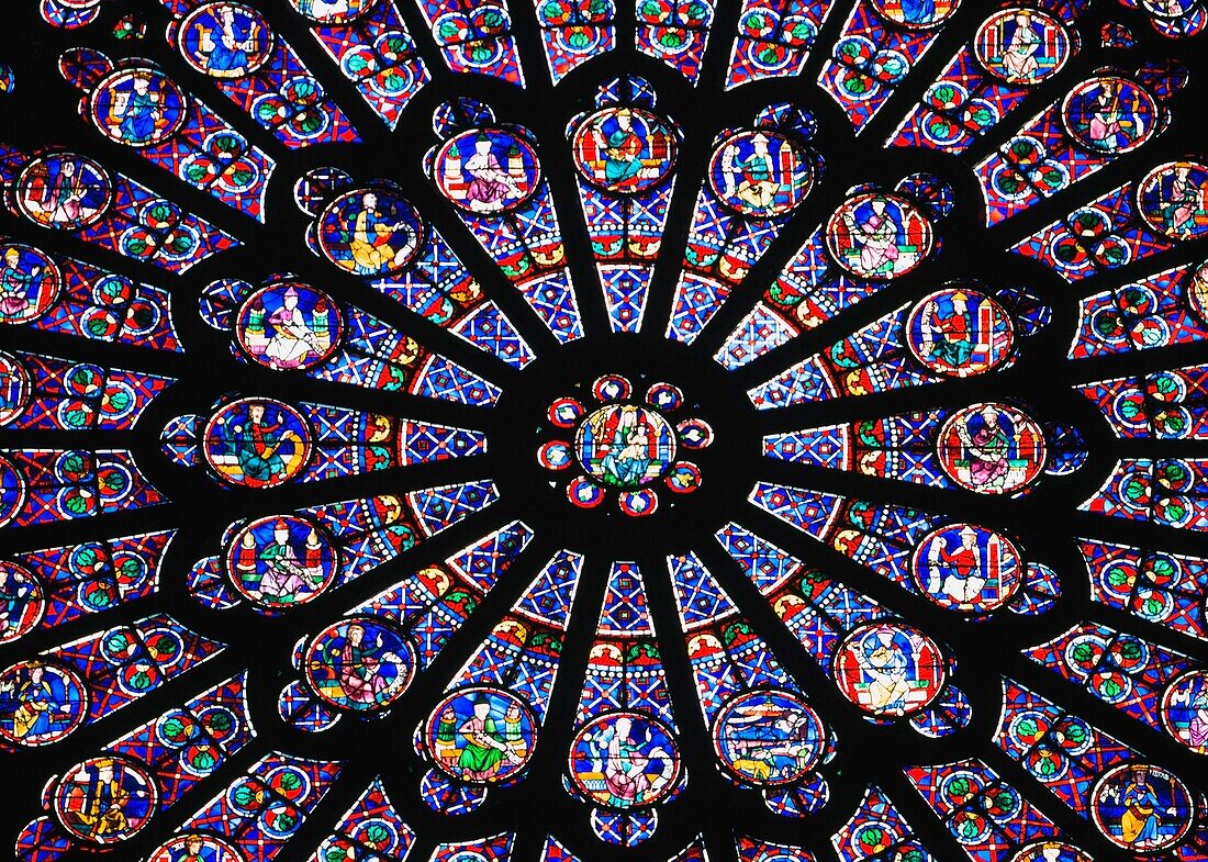 Rosenfenster in der Kathedrale Notre Dame.