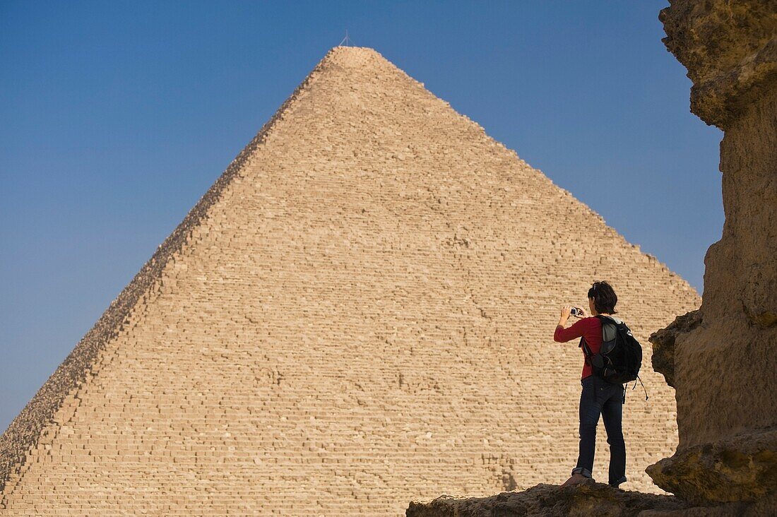Frau fotografiert Cheops-Pyramide