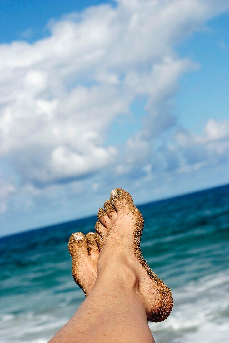 Sandige Füße am Meer, Nahaufnahme