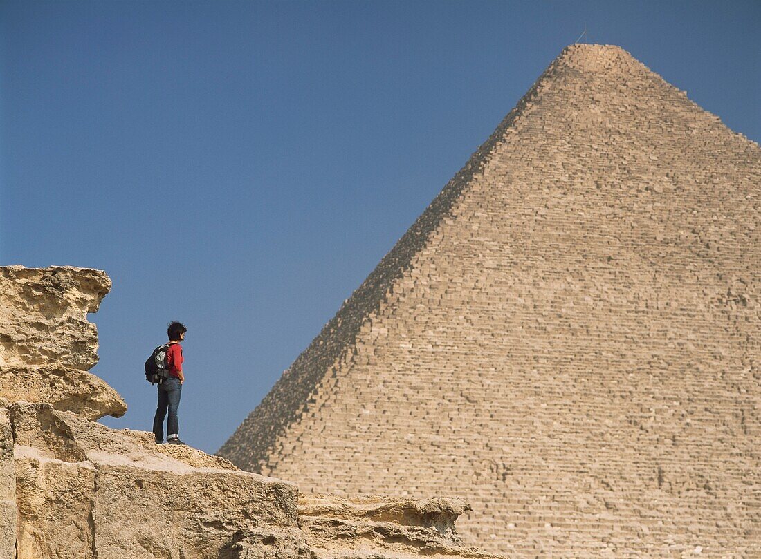 Frau bewundert Große Cheops-Pyramide