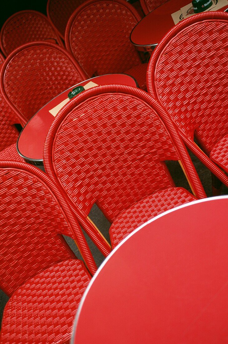 Rote Stühle und Tische in einem Cafe, Nahaufnahme