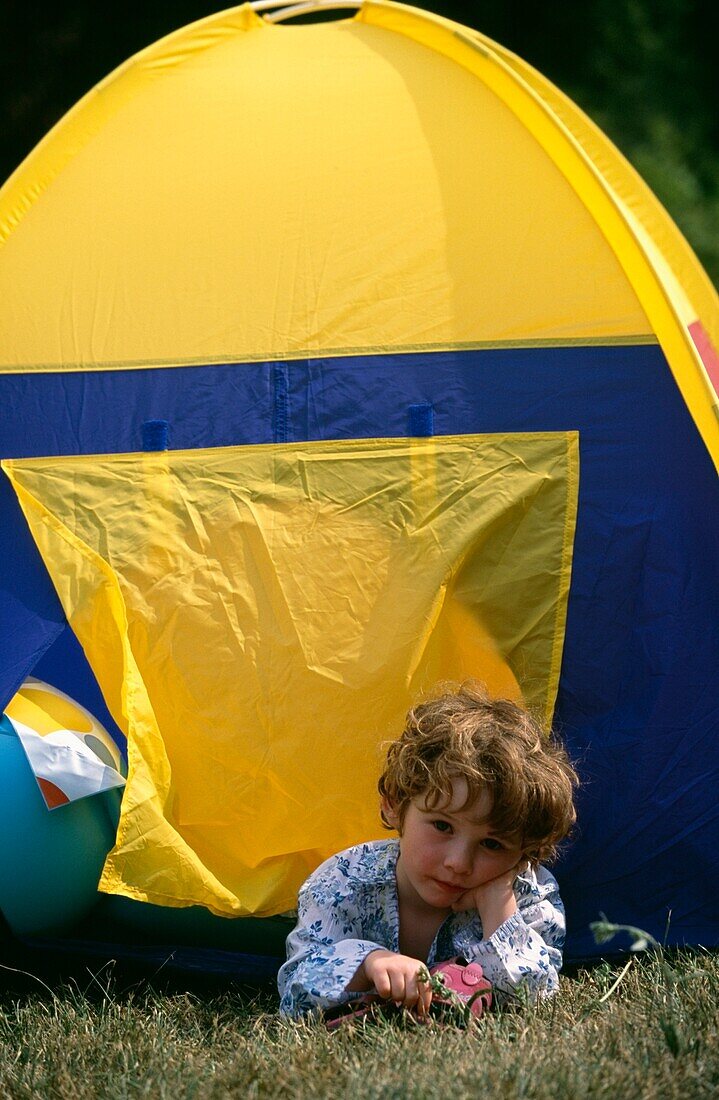 Junges Mädchen in der Tür eines Zelts