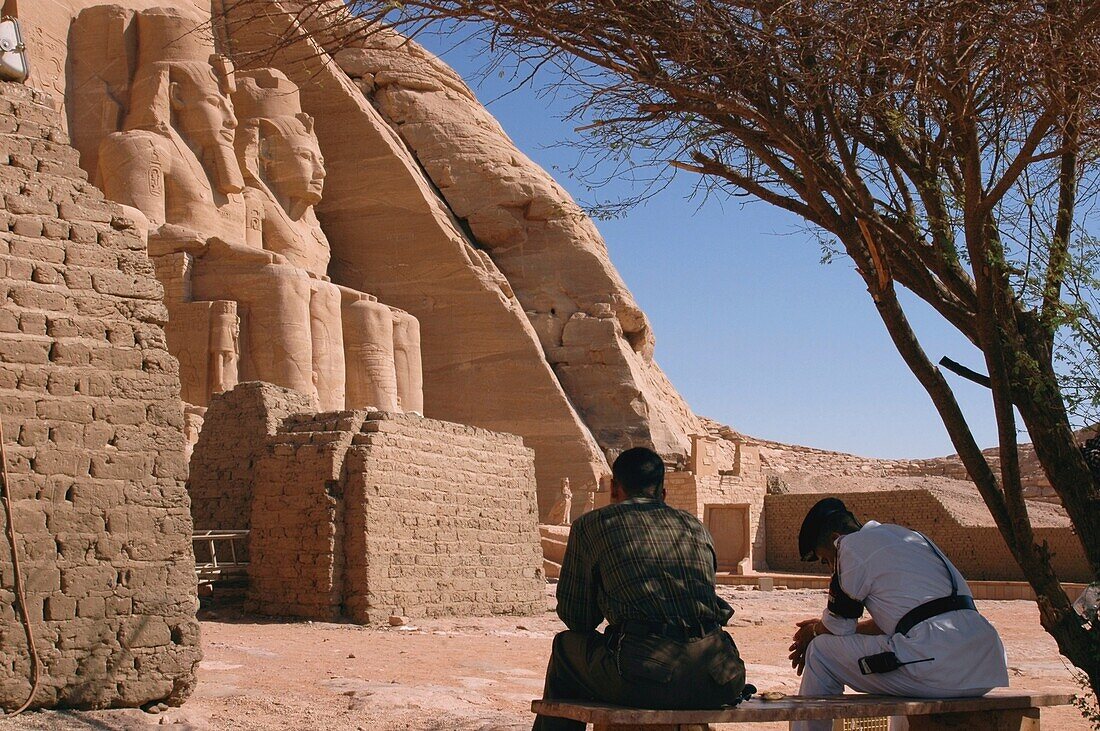 Männer außerhalb von Abu Simbel