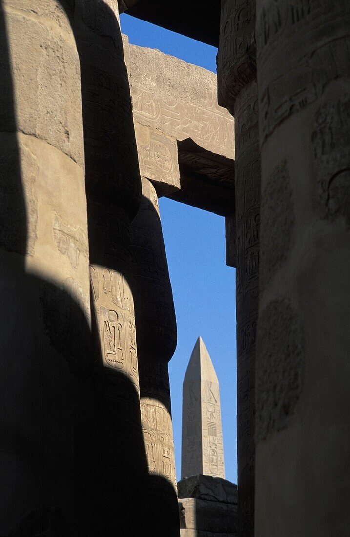 Blick auf den Obelisken von Tuthmosis I. von der Großen Hypostyle-Halle aus
