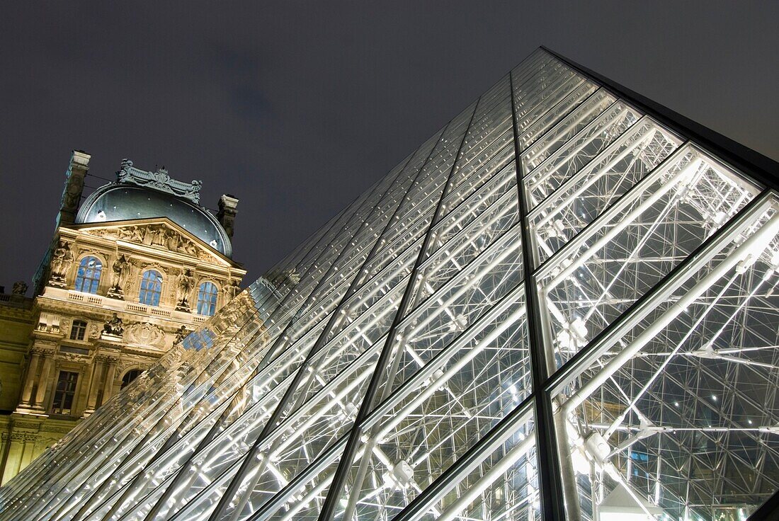 Die Glaspyramide und der Louvre in der Abenddämmerung