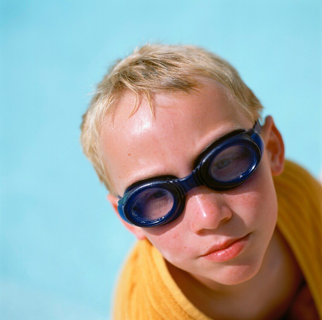 Blonder Junge mit Schwimmbrille, Porträt