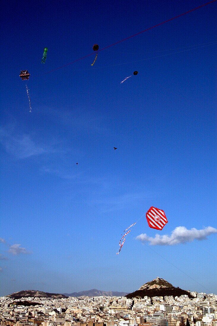 Kites Flying über Athen auf sauberen Montag mit Licabettus Hill in der Ferne
