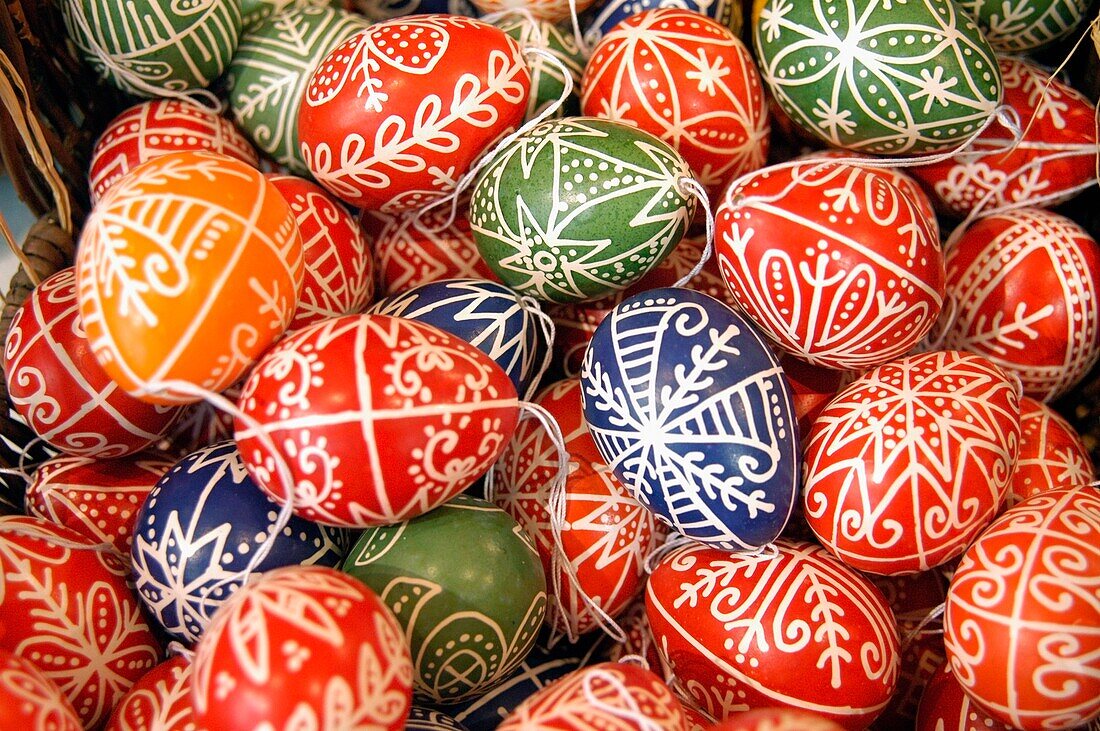 Traditionelle handbemalte Eier zum Verkauf in einem Kunsthandwerksgeschäft