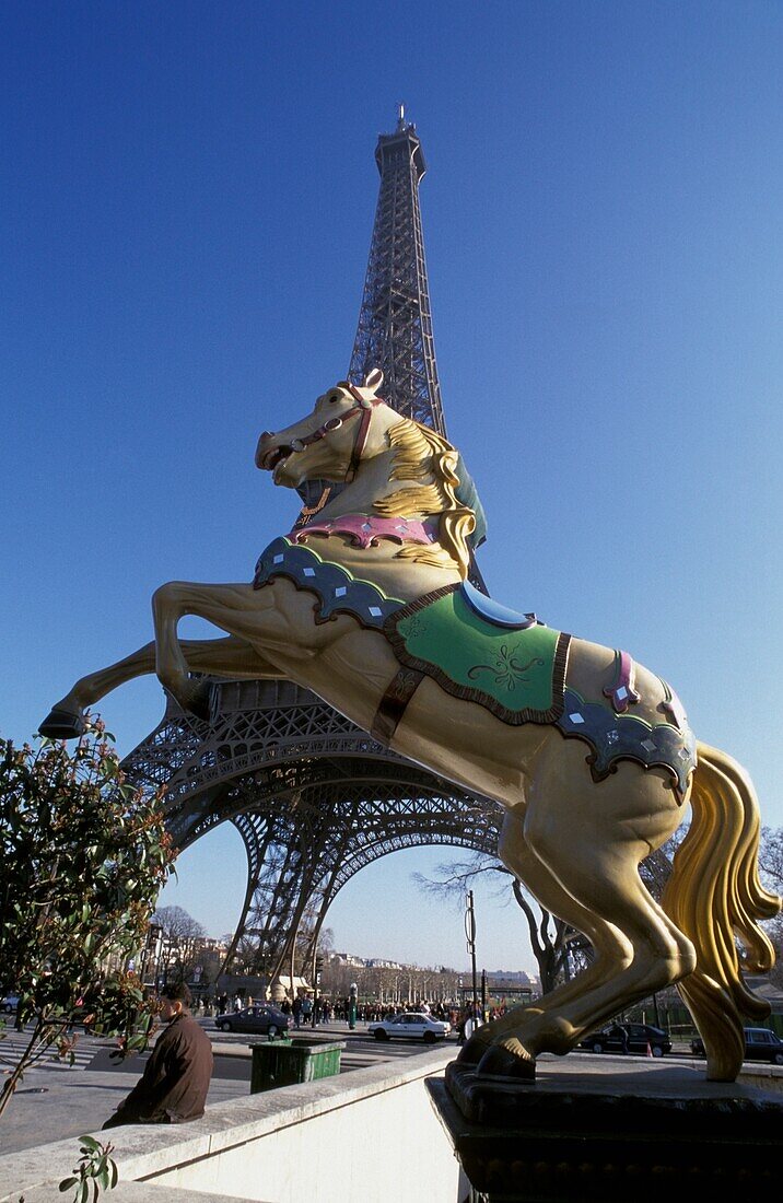 Eiffelturm und Pferdestatue
